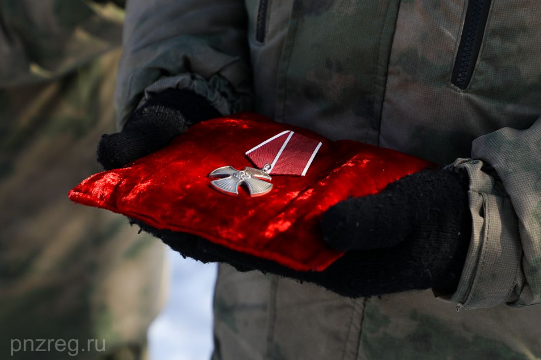 Жители Никольска простились с погибшим солдатом во время спецоперации на Украине 