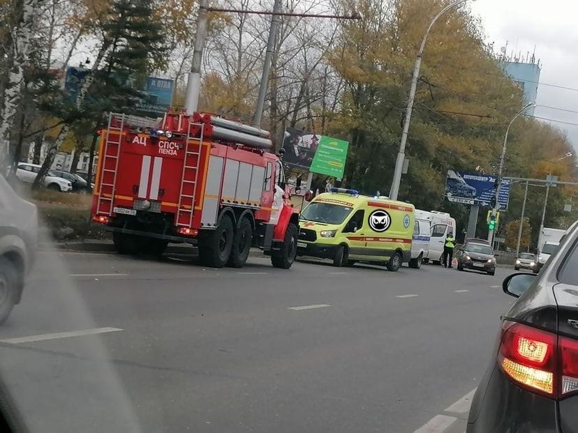 В Пензе на проспекте Победы в аварию попал микроавтобус