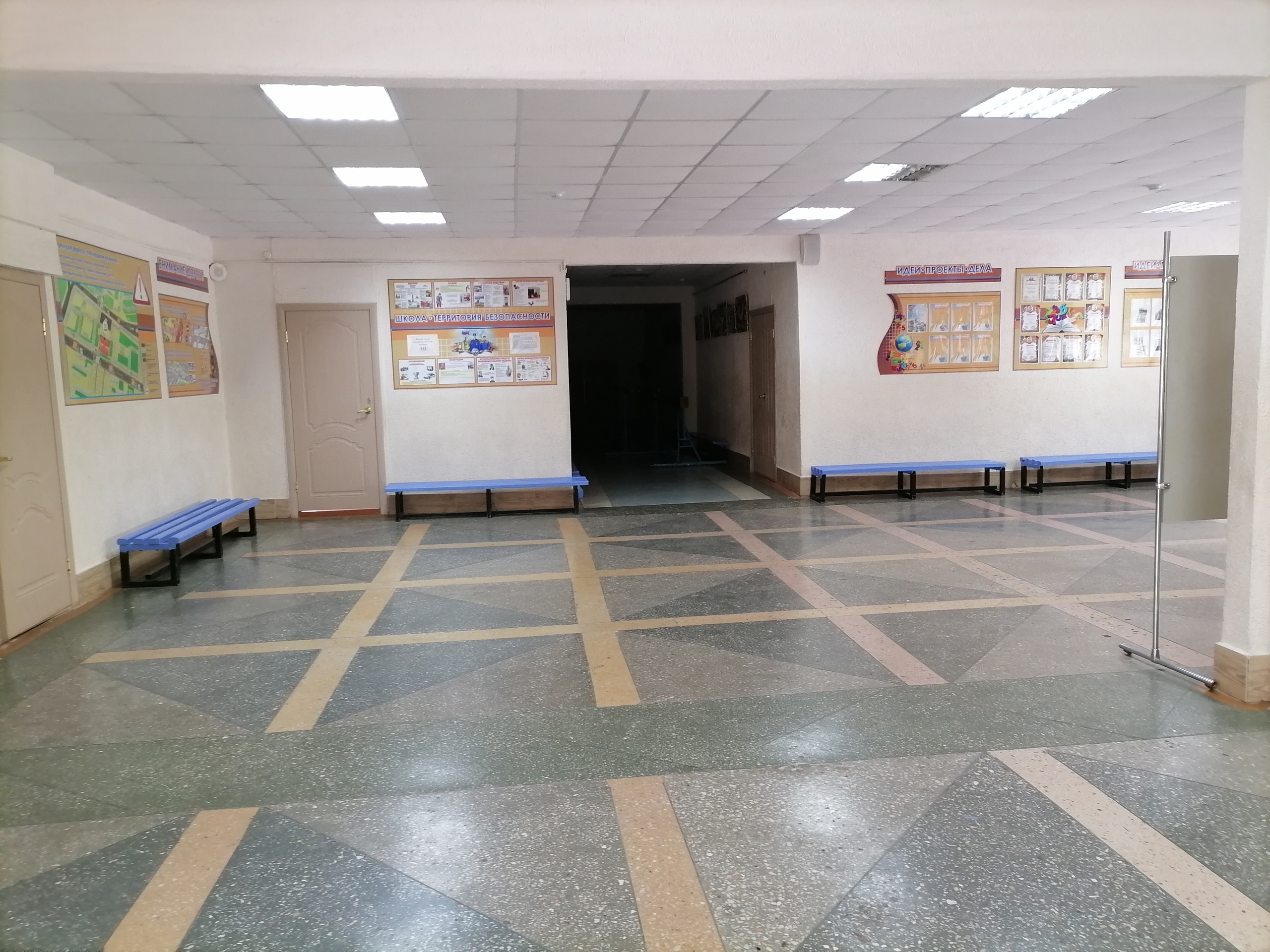 В Пензе родителям запретили ждать детей в фойе школы