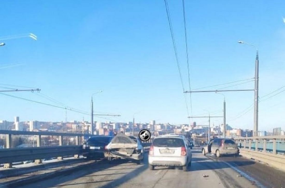 В Пензе на Бауманском мосту столкнулись три автомобиля