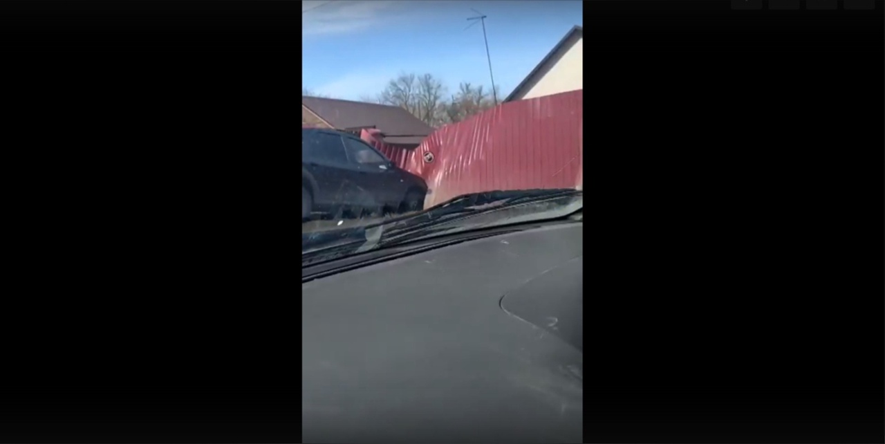 Сняли на видео: в Пензе легковушка вылетела с дороги и снесла забор