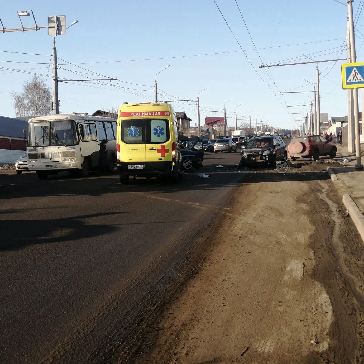 Приехала реанимация: улица Карпинского в Пензе встала в пробке из-за жесткого ДТП