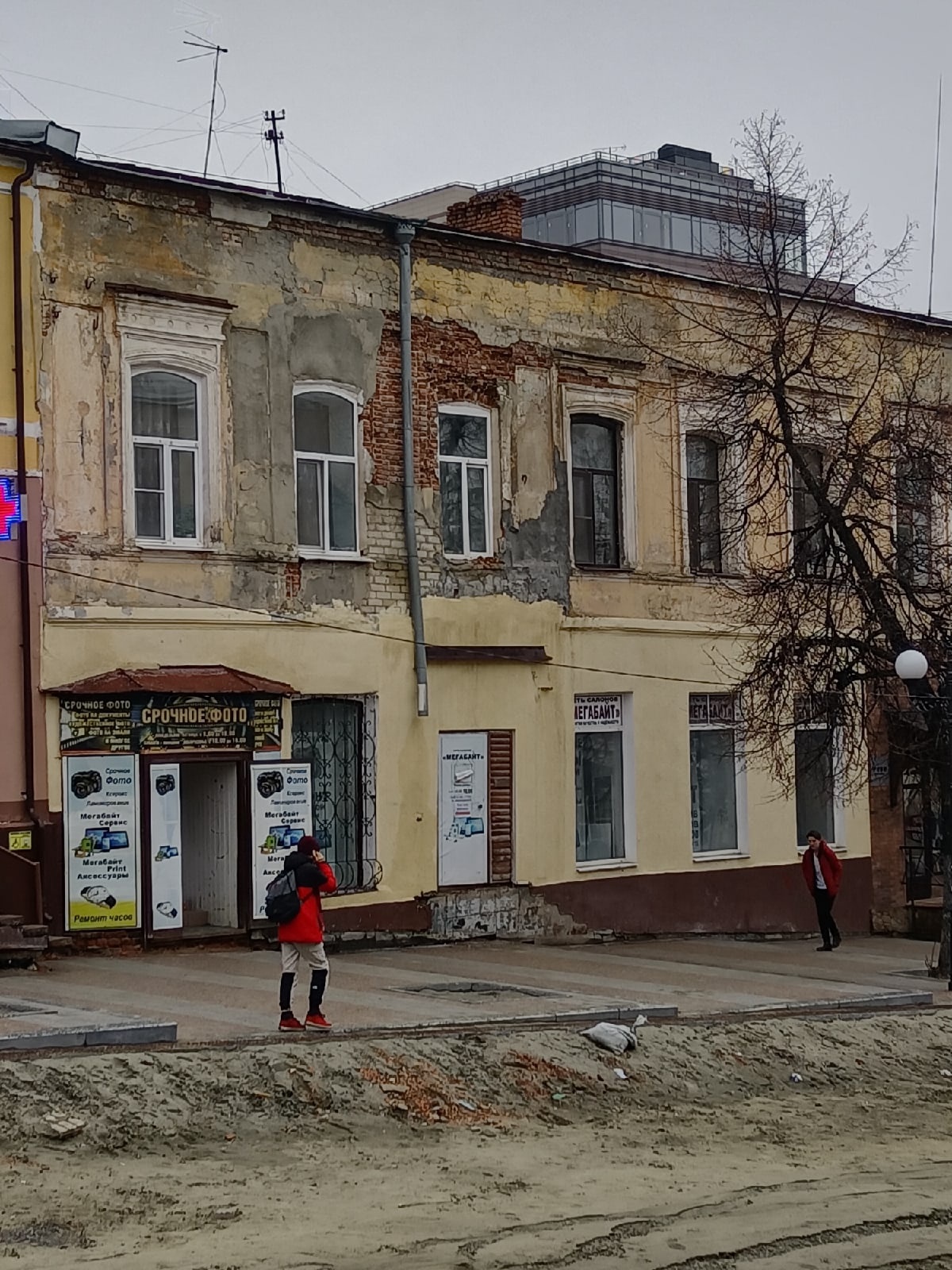 Пензенца обеспокоили "дыры" в фасаде здания на Московской 