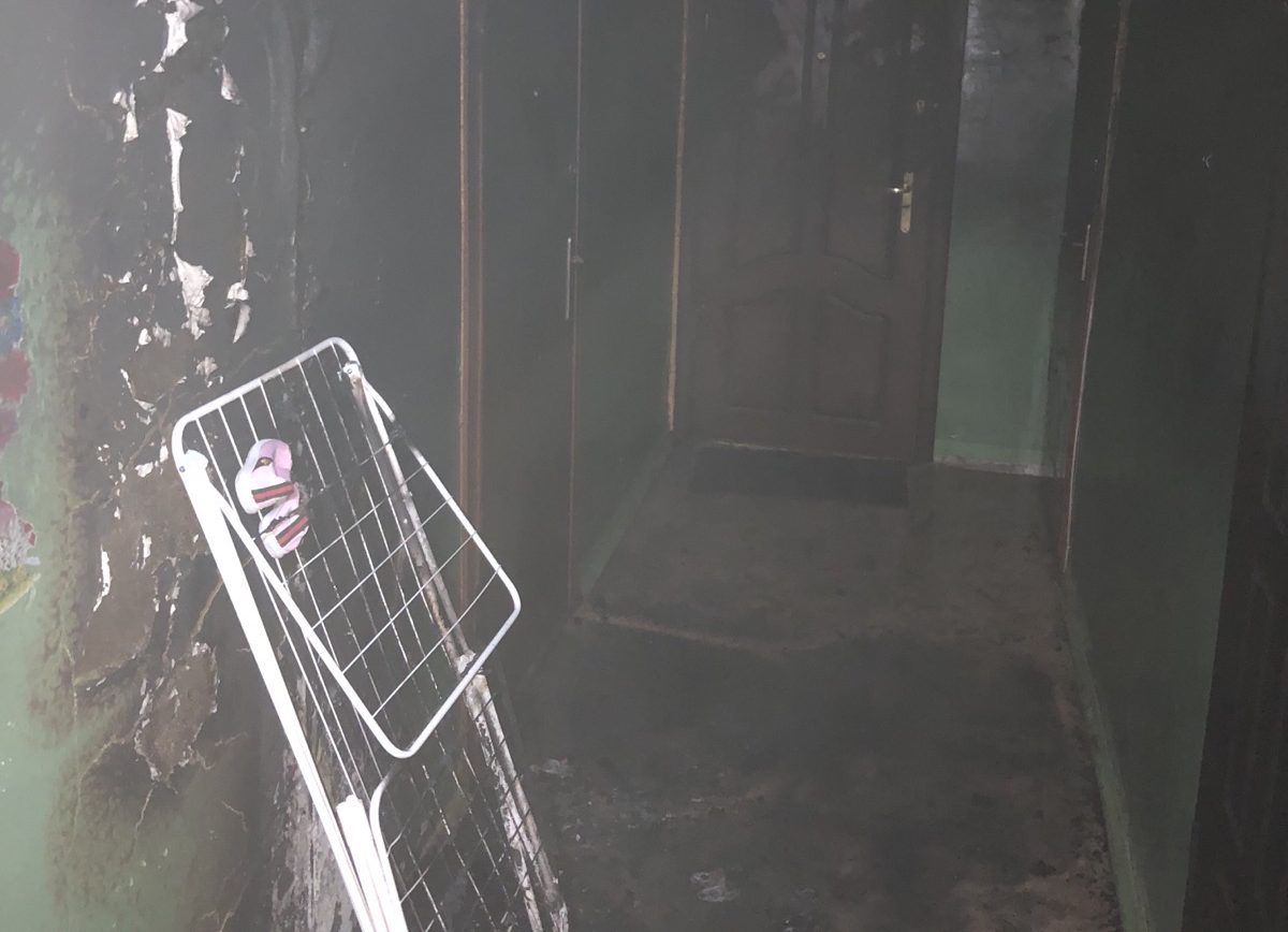 В Заречном из горящего общежития спасли двух детей и женщину