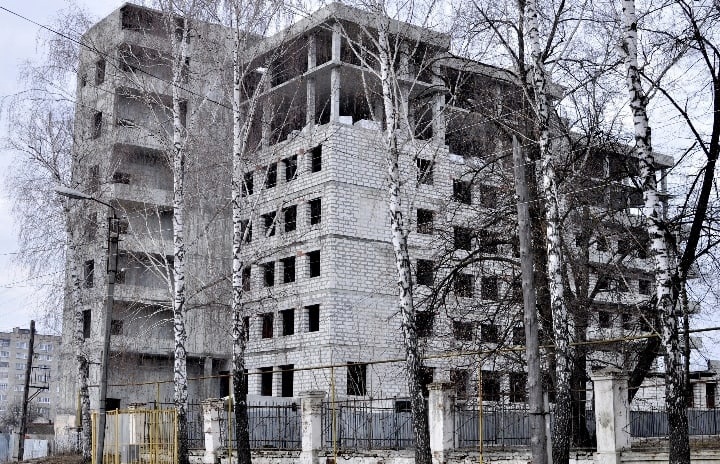 Жители Кузнецка требуют снести недостроенное здание хирургического корпуса