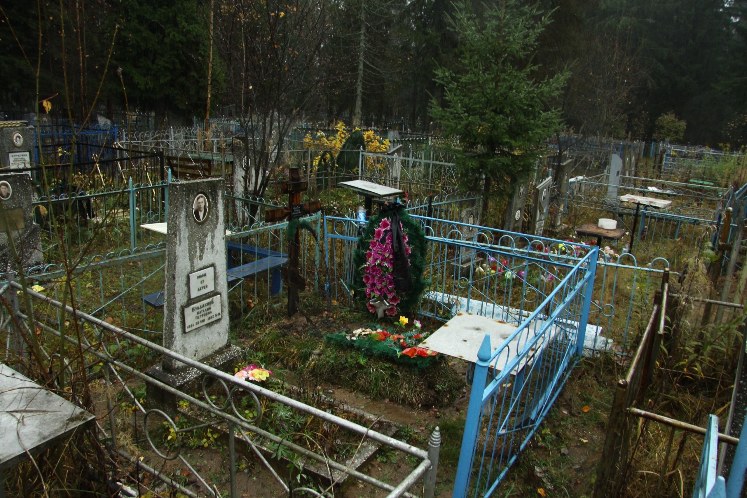 Пензенцам объяснили, почему кладбища завалены мусором