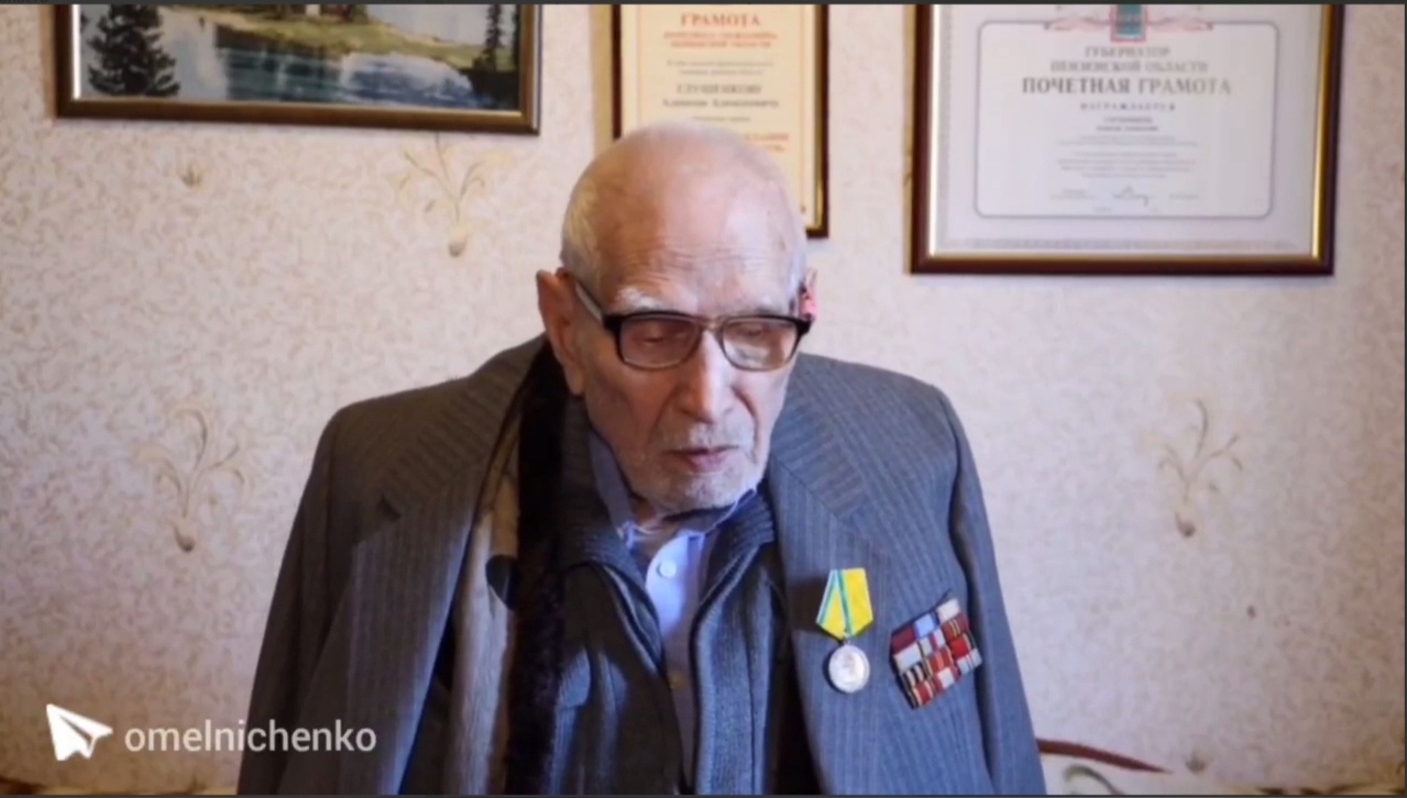 Олег Мельниченко поздравил пензенского ветерана с двумя праздниками 