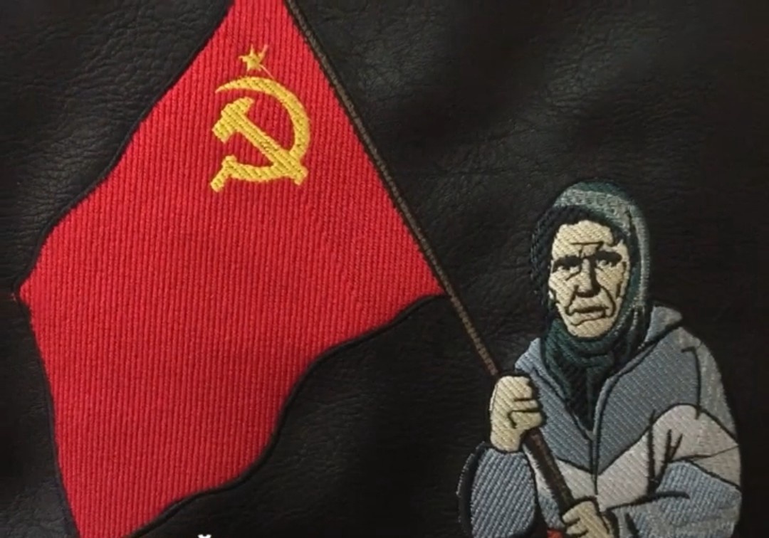 В Пензе шьют рюкзаки с изображением знаменитой бабушки с красным флагом
