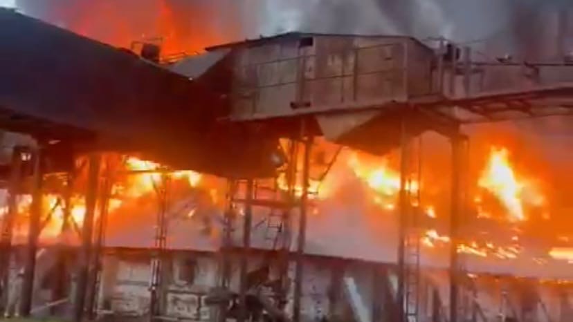 Появилось видео пожара на складе в Каменке