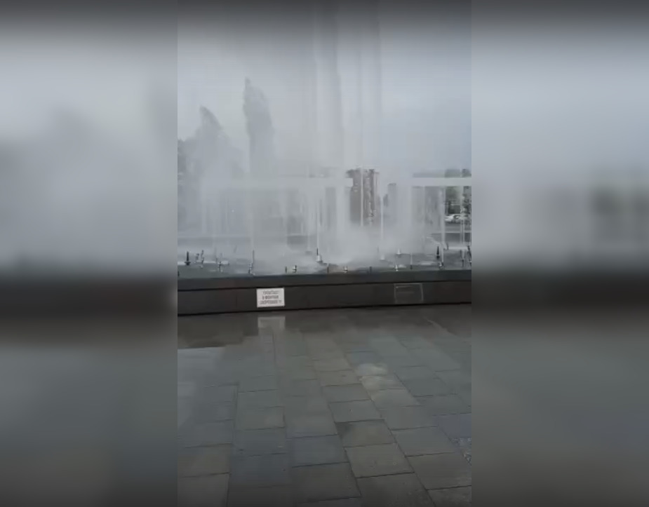 Сегодня в пробном режиме запустили фонтан на Московской