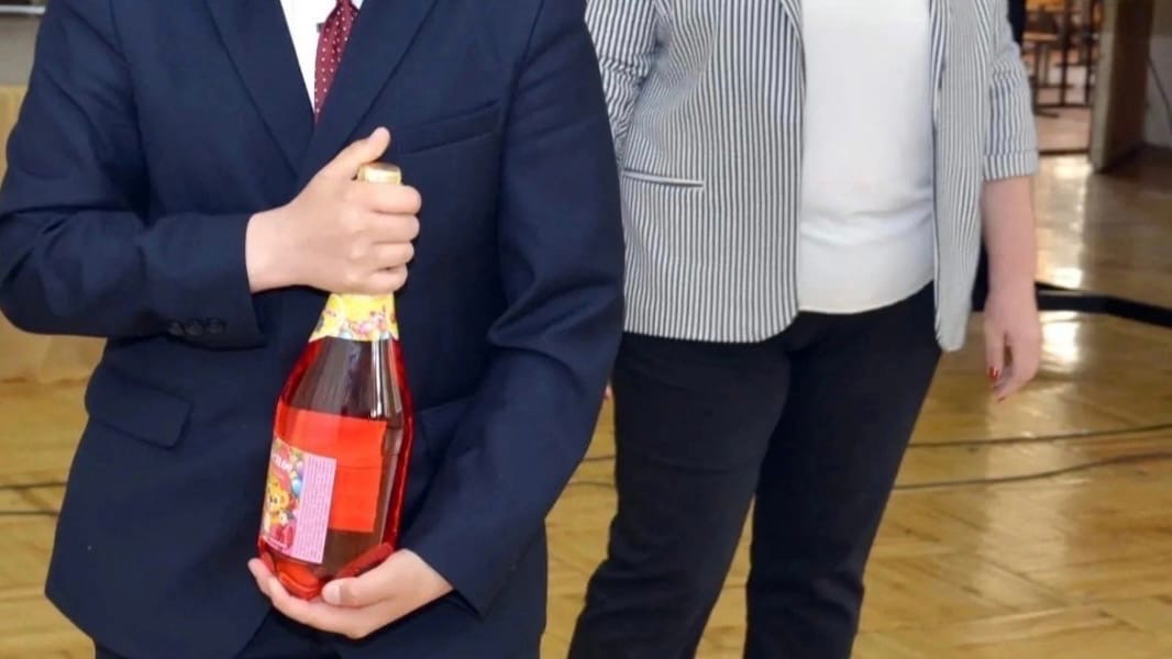 "За отличную учебу": пензенским школьникам подарили шампанское