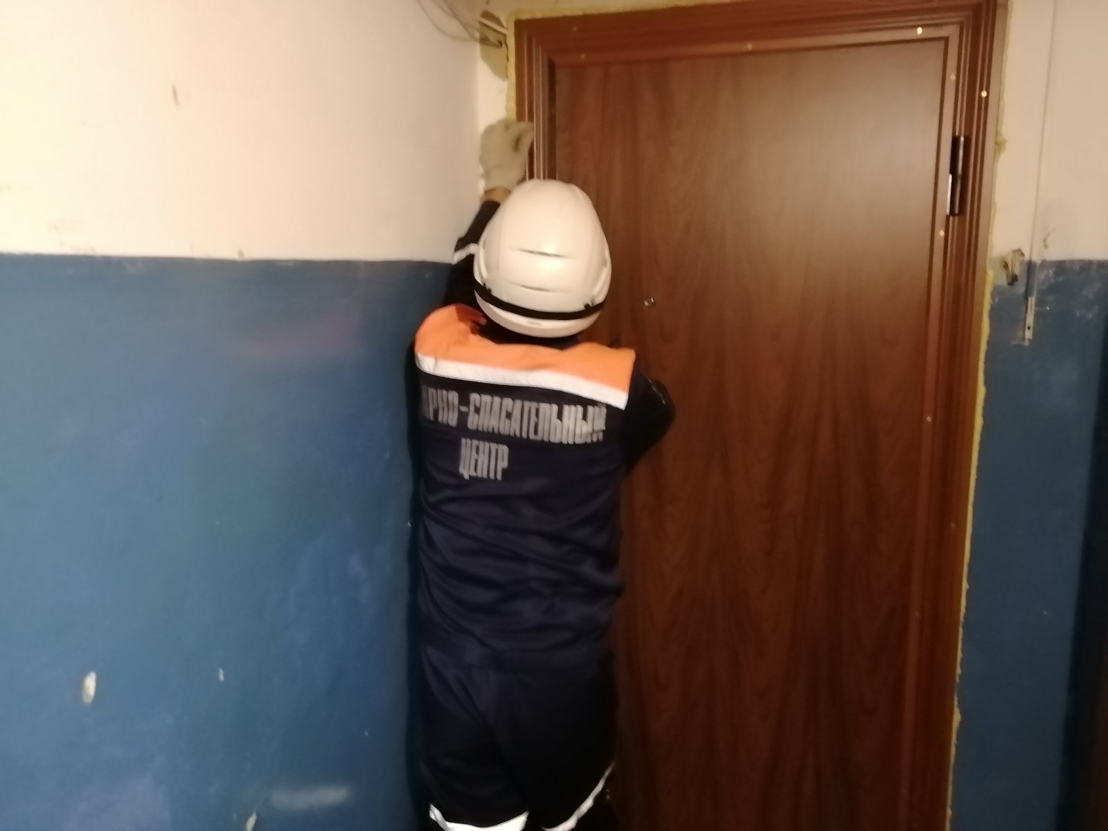 Пензенские спасатели вскрыли дверь квартиры, чтобы медики помогли больному 