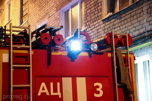 В Пензе горящую кладовку в 9-этажке тушили 10 пожарных