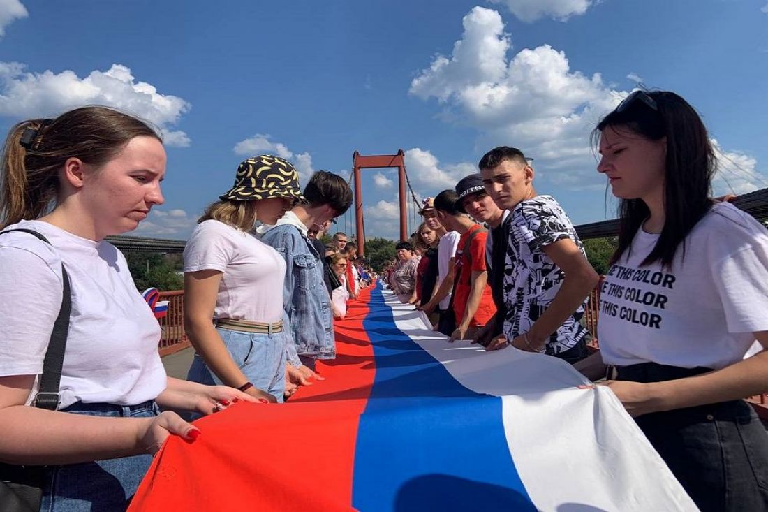 400 пензенцев растянули самый длинный флаг России в Пензенской области над Сурой