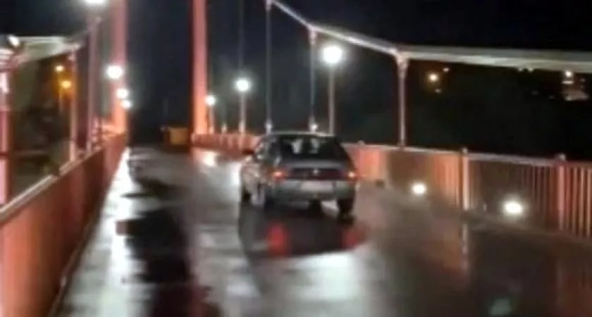 Появилось видео, как лихач мчится по пешеходному мосту в Пензе