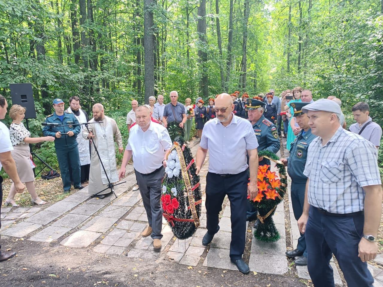 В Пензенской области почтили память погибших в вертолете при тушении лесного пожара
