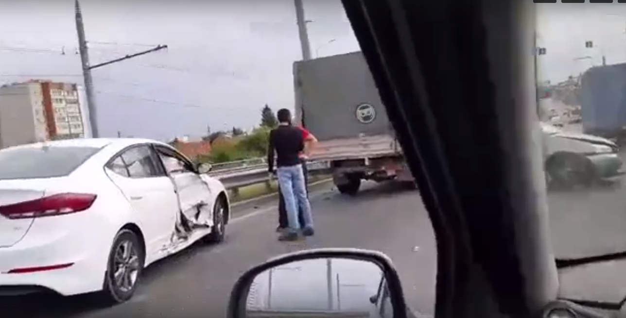 Появилось видео с жесткой аварии на мосту в Терновке