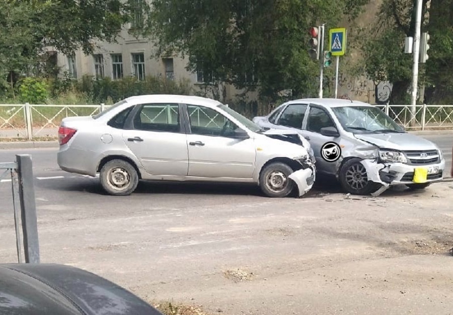 Две легковушки не поделили дорогу в Заводском районе Пензы