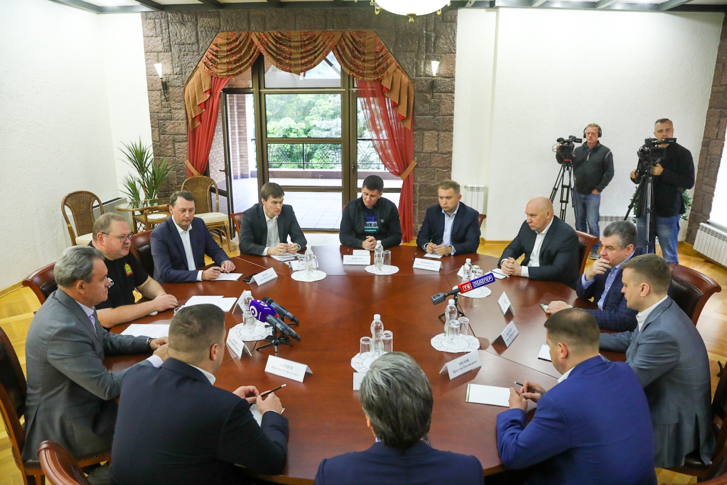 Социально-экономическое развитие региона Олег Мельниченко обсудил с Леонидом Слуцким