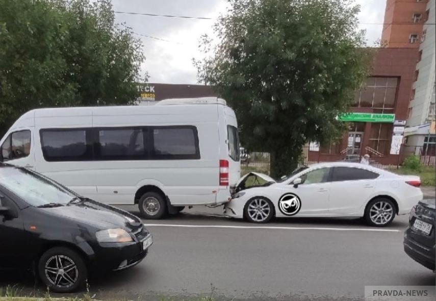 Пензенцы сообщают об аварии с микроавтобусом на Стасова