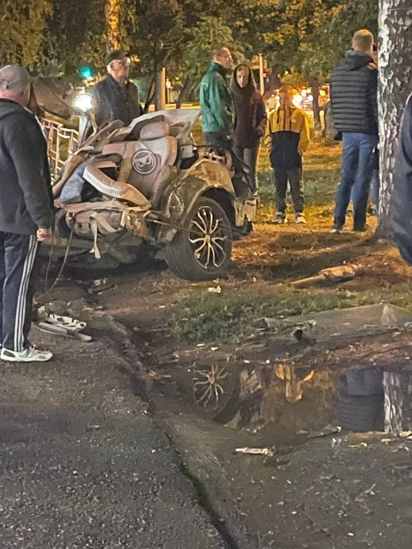 Пензенцы публикуют фото и видео жуткого ДТП, в котором разорвало авто