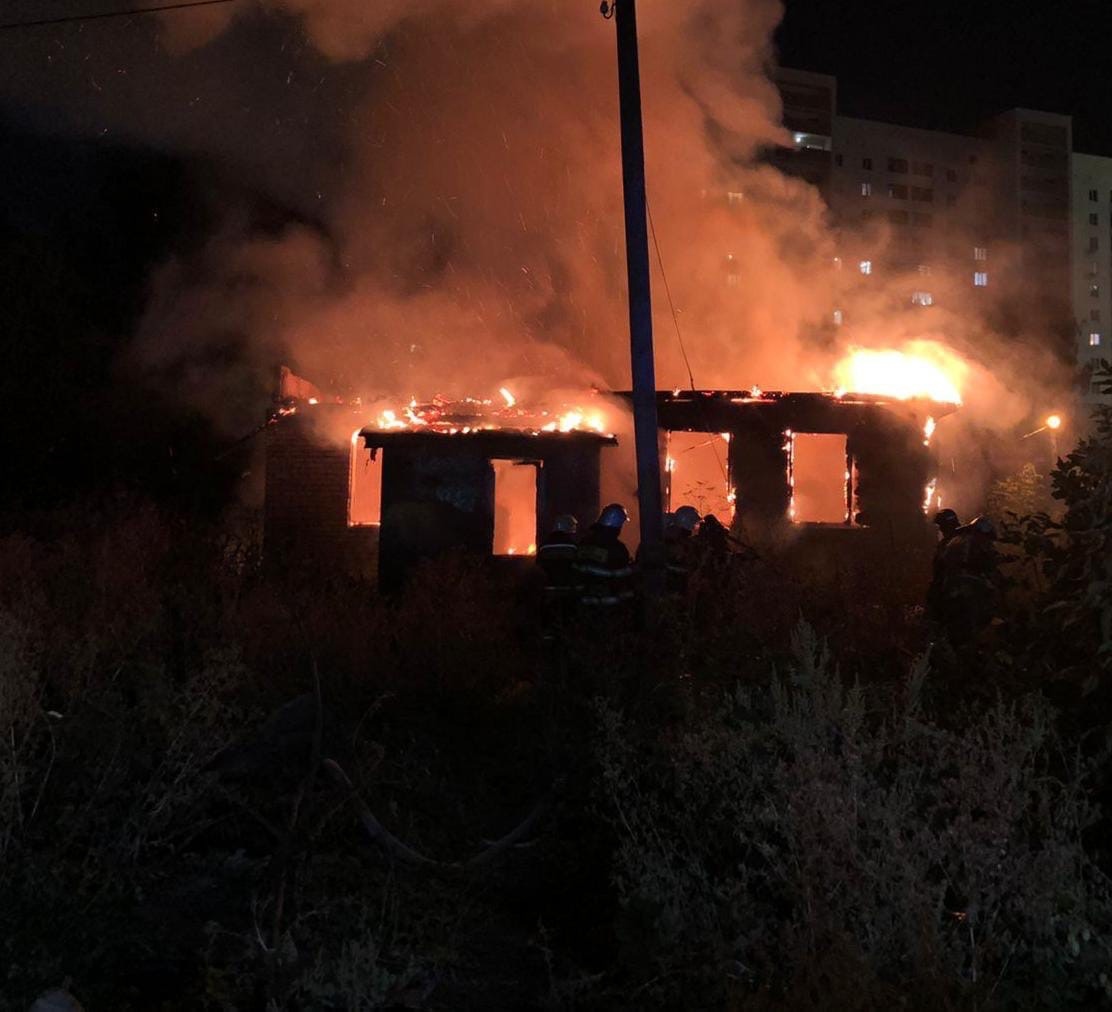 В Пензе на Маресьва полностью сгорел жилой дом