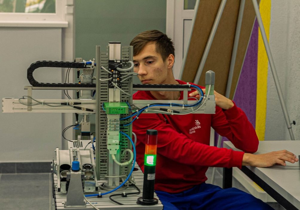 Студент из Пензы стал победителем чемпионата по созданию робототехники