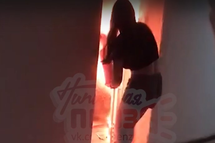 В Сети появилось видео, как студенты тушат пожар в общежитии Пензы
