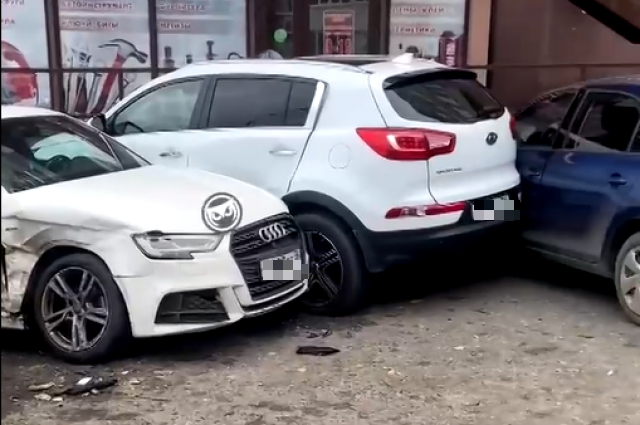 В Пензе легковушка протаранила припаркованные иномарки: появилось видео с места ДТП 