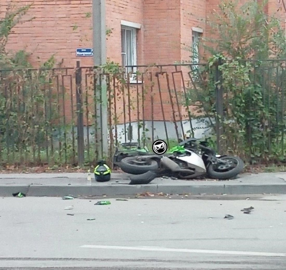 На улице Жемчужной в Пензе столкнулись легковушка и мотоцикл 