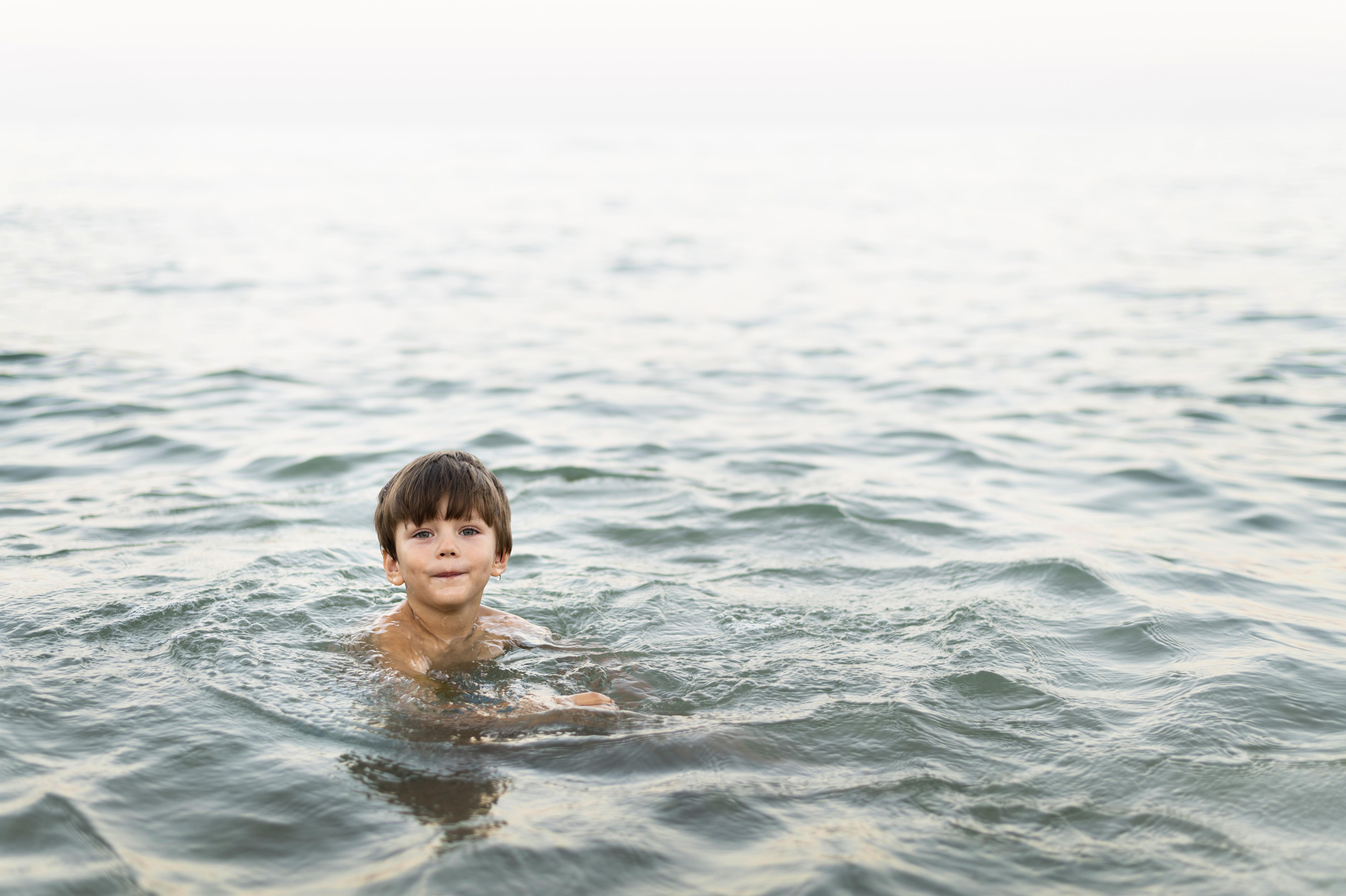 "Барахтался, как поплавок": В Пензе ребёнка затянуло в подводную яму.