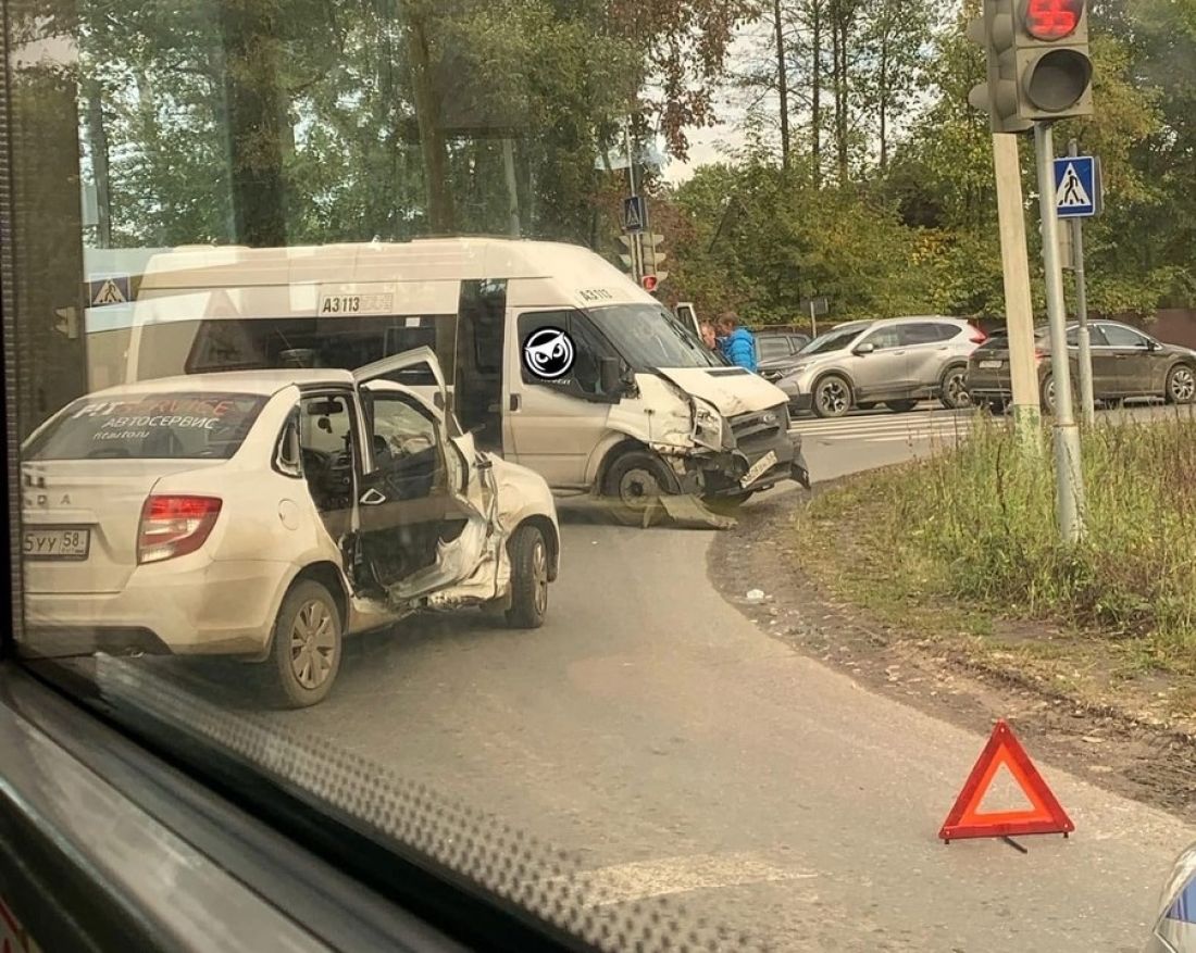 В Пензе произошло жесткое ДТП с участием микроавтобуса и «Лады» 