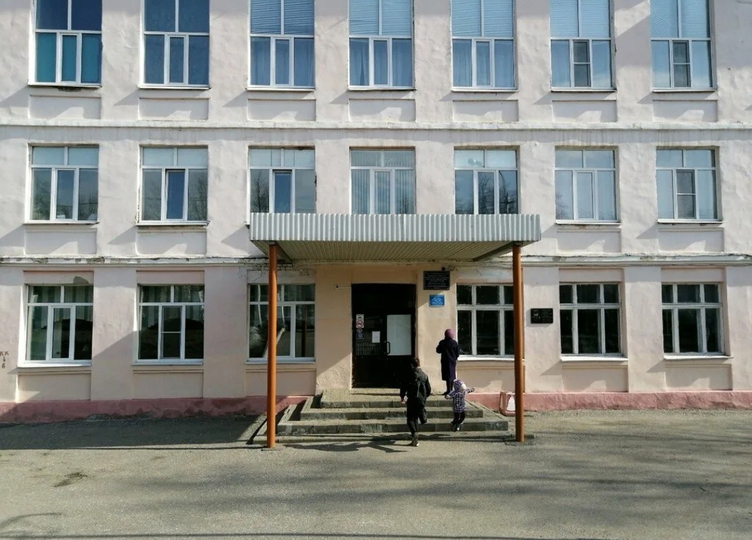 В Пензе школьный вахтер закатила скандал матери с ребенком из-за трагедии в Ижевске