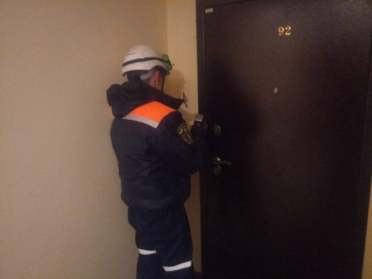 В Пензе спасатели вскрыли дверь пенсионерки, которая перестала выходить на связь