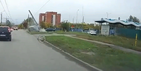 «Водителю стало плохо»: Момент ДТП с влетевшей в столб иномаркой в Пензе попал на видео 