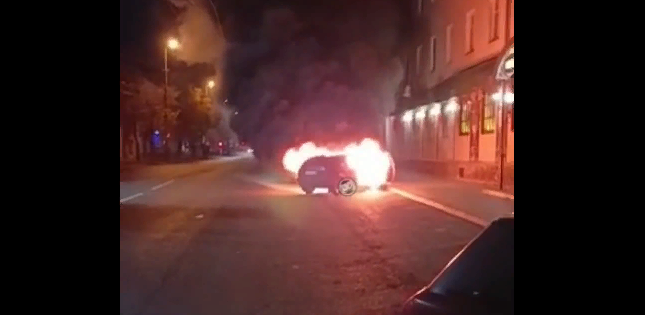 В Пензе на улице Володарского загорелся автомобиль: опубликовано видео с места ЧП