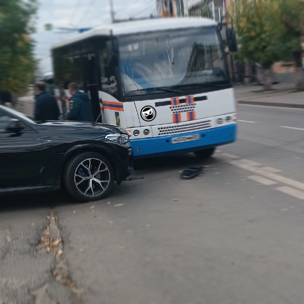 Иномарка врезалась в автобус МЧС на Кирова в Пензе 
