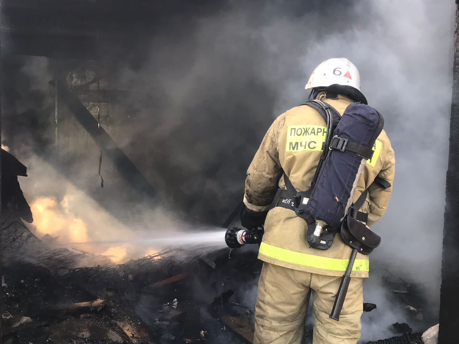 В селе под Пензой крупный пожар тушили 22 человека 