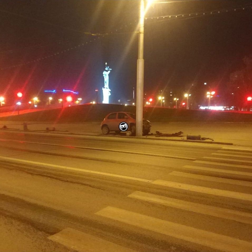 В Пензе около Памятника Победы легковушка врезалась в столб