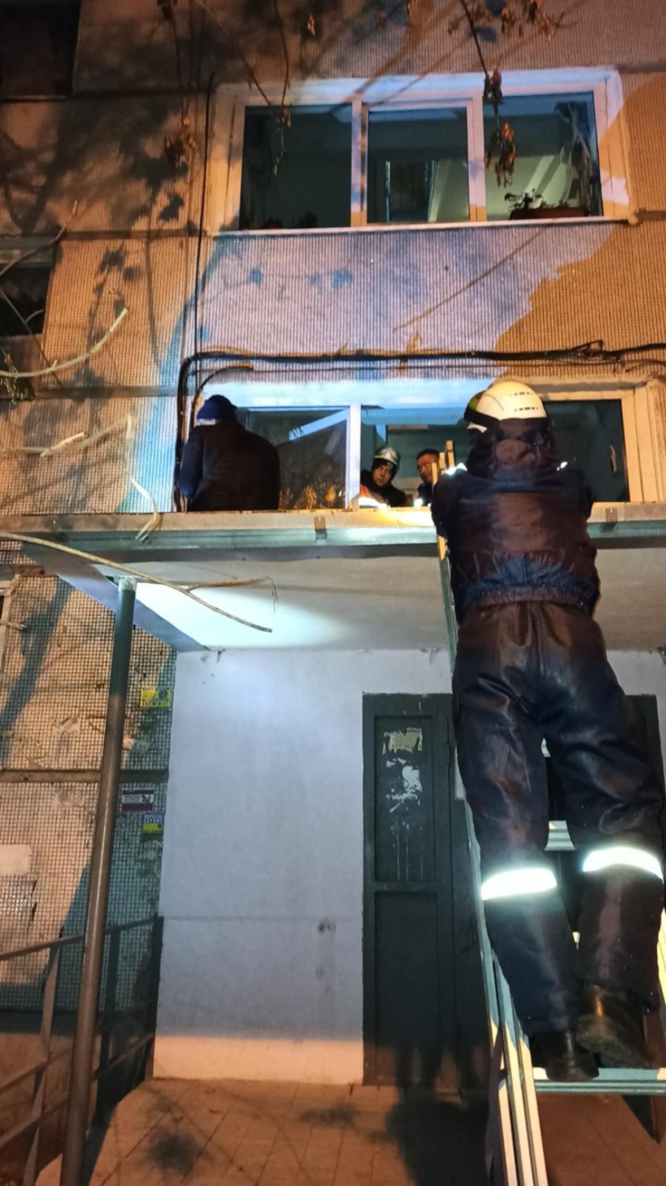 В Пензе с козырька дома спасатели сняли неадекватного мужчину