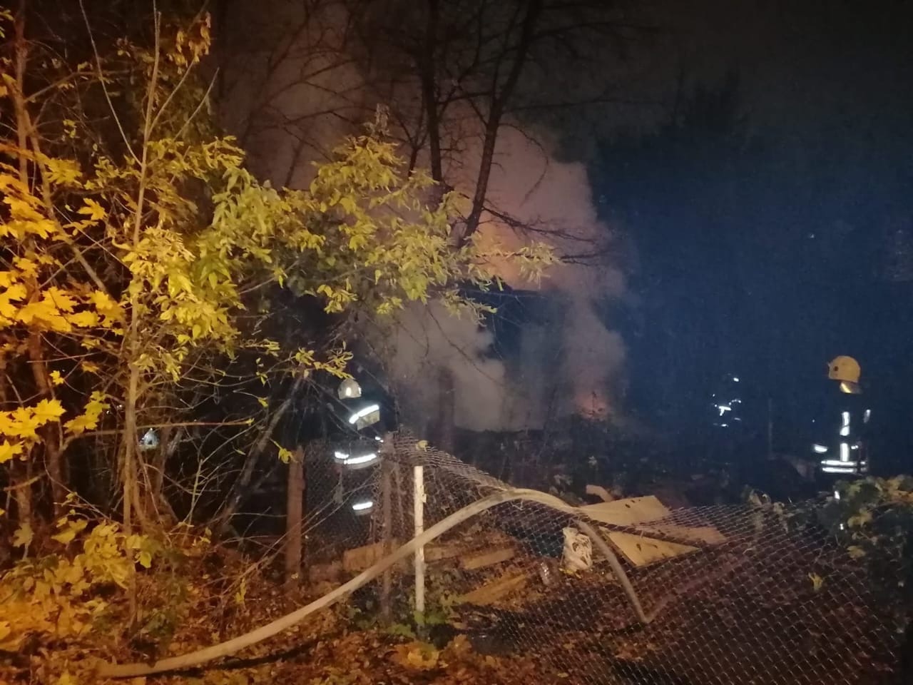 Ночью в Пензе пожар в срубовом доме тушили 25 сотрудников МЧС
