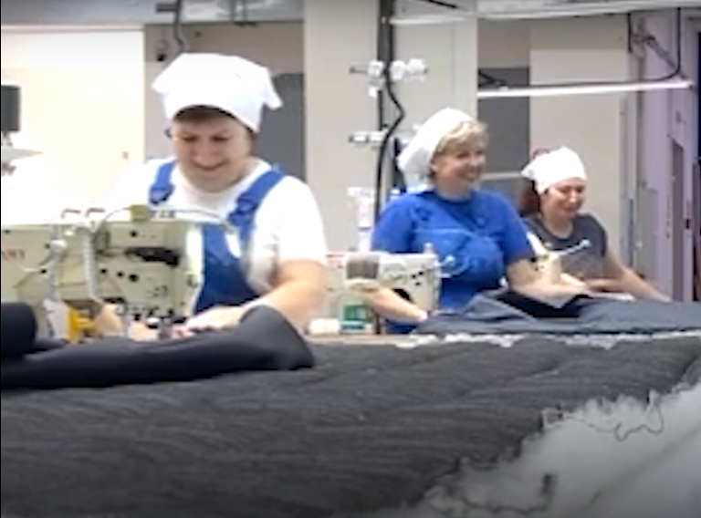 Коллектив пензенского швейного производства изготавливает спальные мешки для бойцов