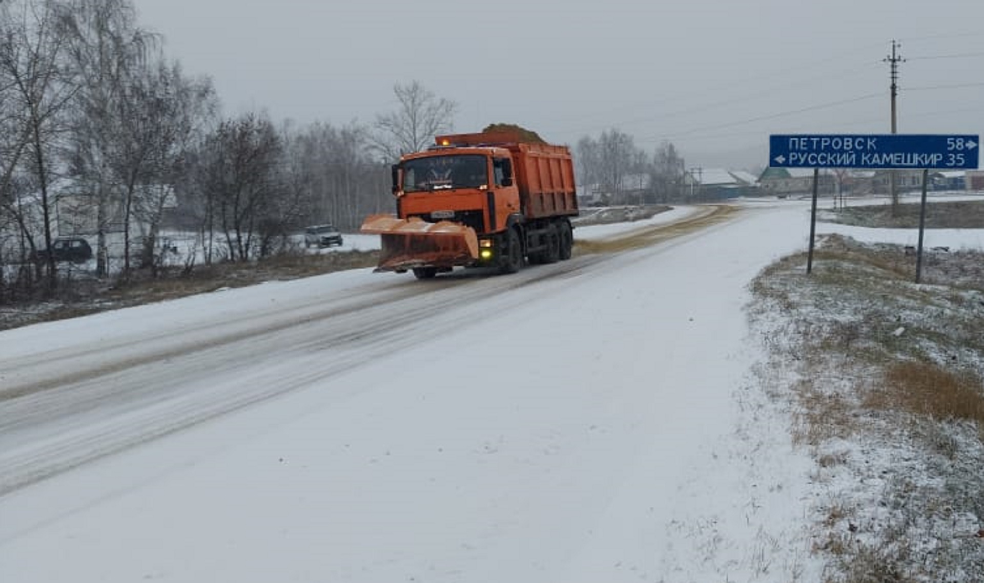 На трассах Пензенской области 100 машин спецтехники устраняют последствия снегопада