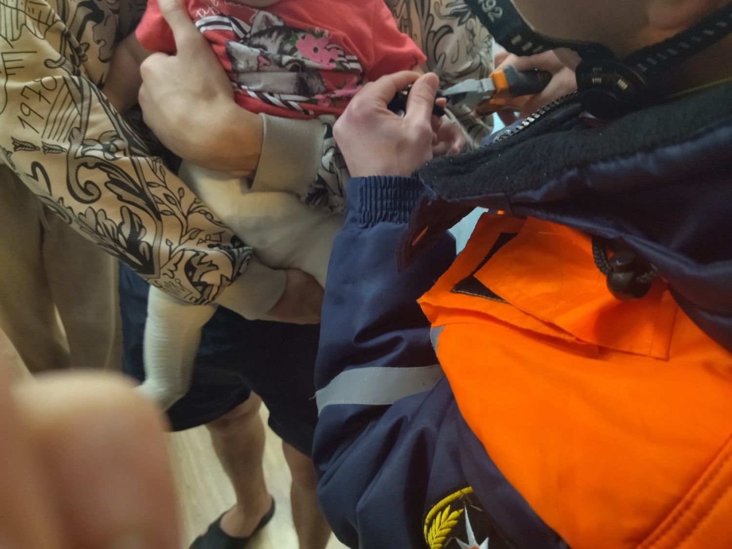 В  Пензе спасатели помогли малышу, у коготорого застрял палец в игрушке