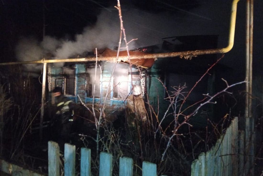 Пожарные потушили загоревшийся дом в Сурске, но ребенок до сих пор не найден 