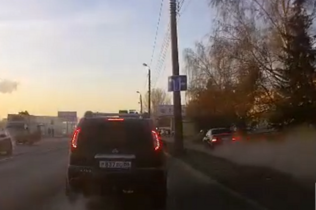 На улице Аустрина в Пензе водитель решил использовать тротуар как полосу для разгона
