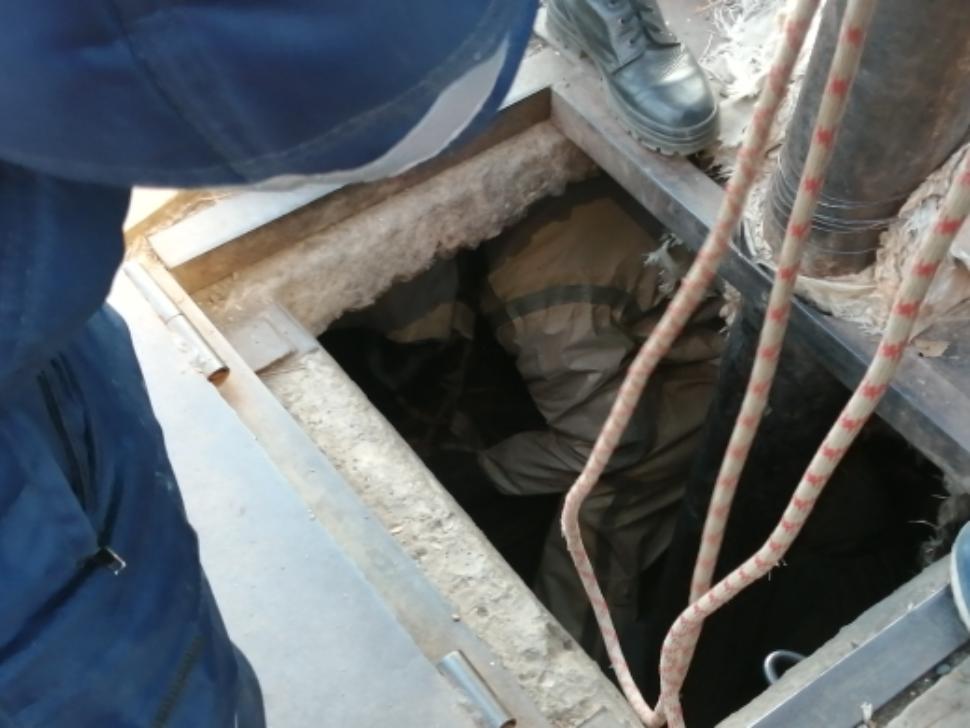 В Пензе спасатели достали тело мужчины, провалившегося в колодец