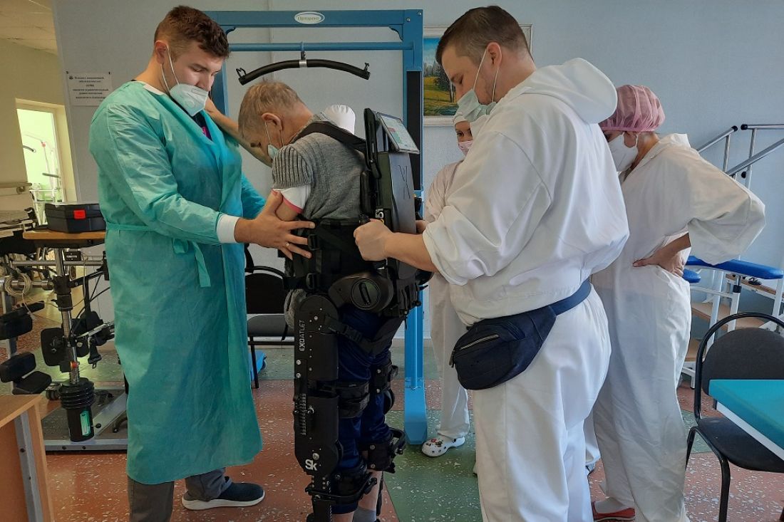В Пензе пациентов заново ставят на ноги при помощи экоскелета