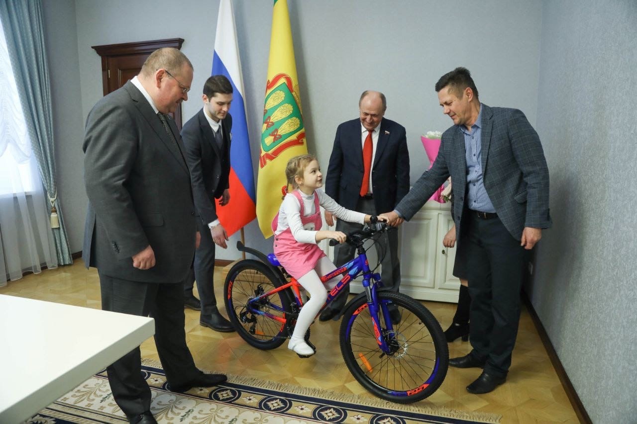 Олег Мельниченко исполнил желание девочки из Пензы и подарил ей велосипед