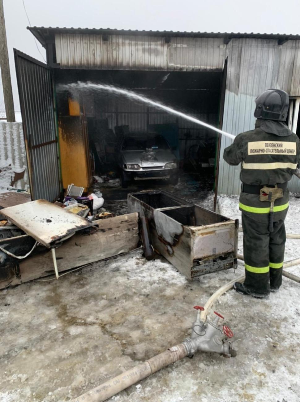В селе Пензенской области сгорел гараж с авто